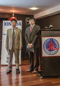 Wang Jinye con Jiang Wei en el lanzamiento de Xinhua AL